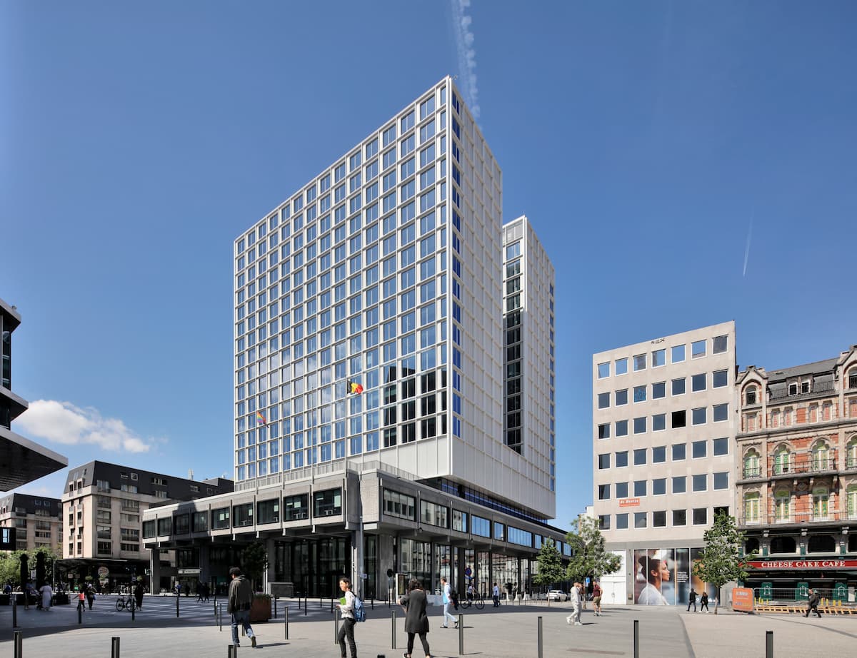 La rénovation lourde de tours de bureaux à Bruxelles met en jeu le réemploi.  © Whitewood