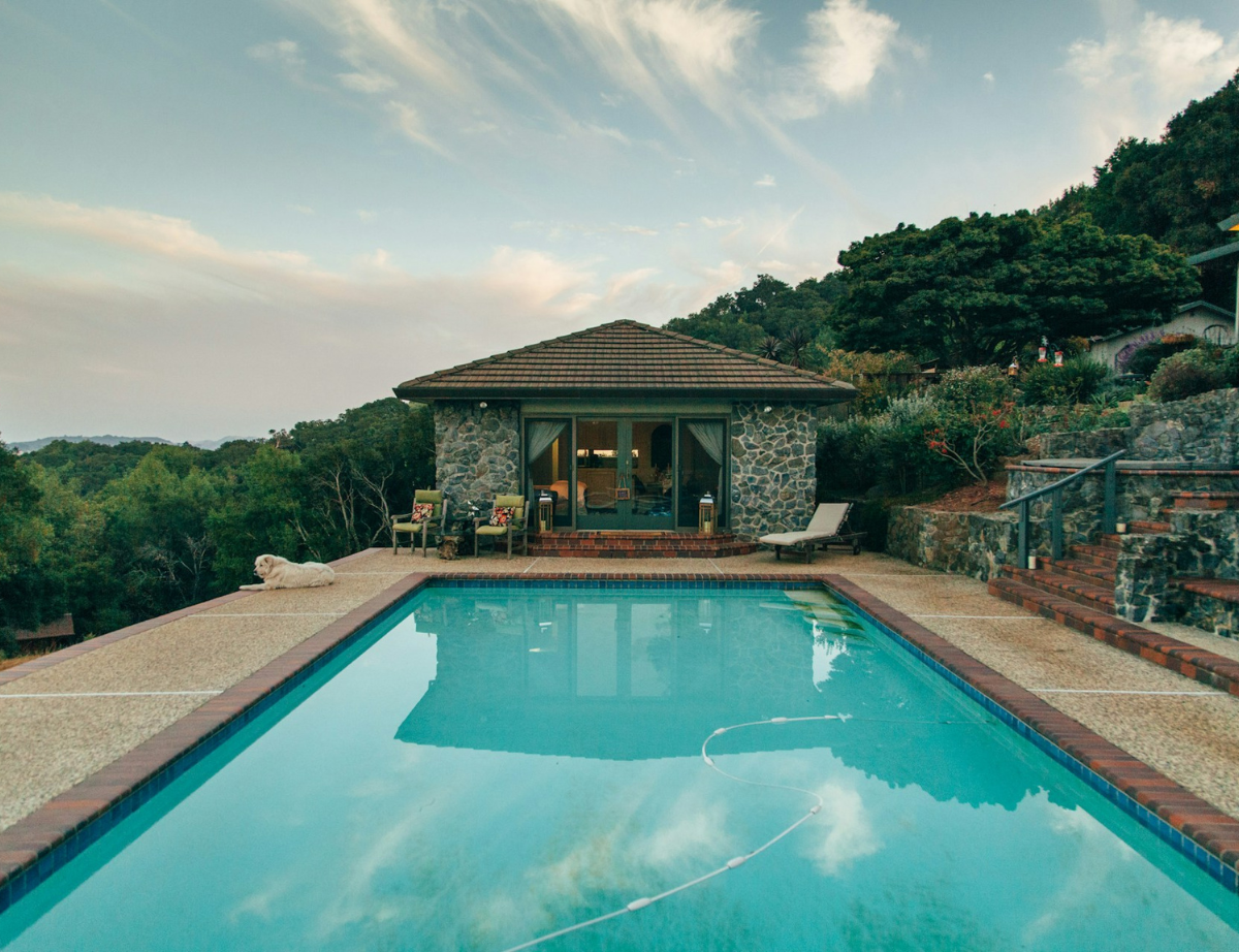Vue extérieure sur une piscine