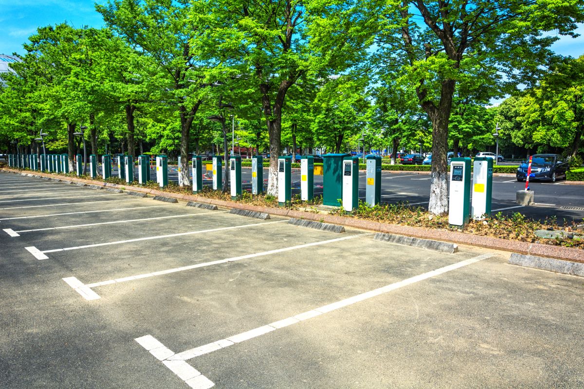 Ombrières photovoltaïques obligatoires sur les parkings : les exemptions précisées par décret.  © evening_tao / Freepik