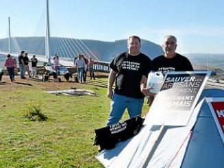 Des artisans du bâtiment manifestent au viaduc de Millau