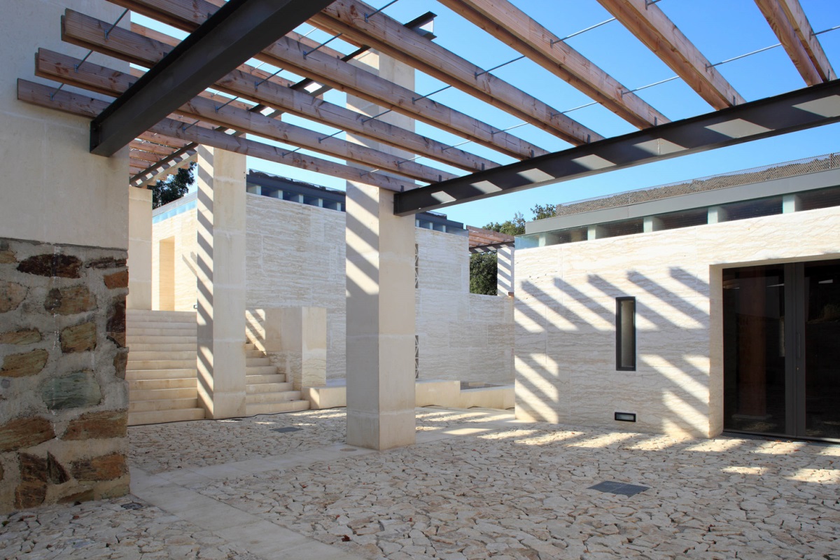 Musée du vin et le jardin ampélographique, dans la commune de Patrimonio (Haute-Corse), signé Perraudin père et fils. © 11h45
