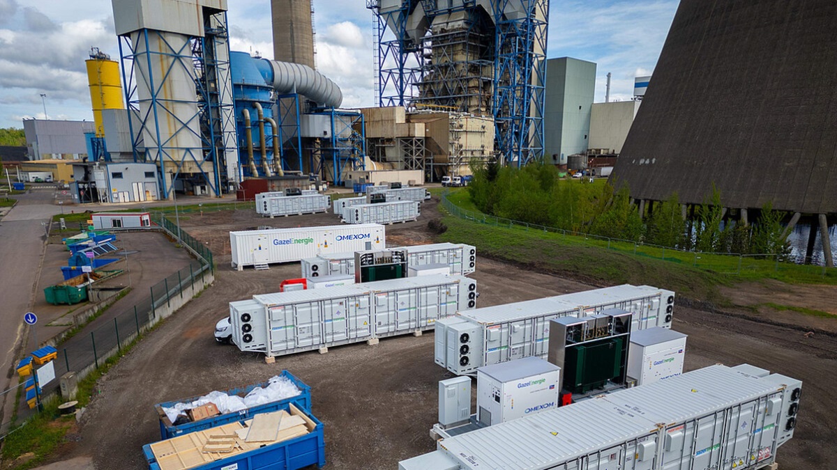 Les conteneurs de batteries sont installés à proximité de la centrale à charbon Émile-Huchet. © Q Energy