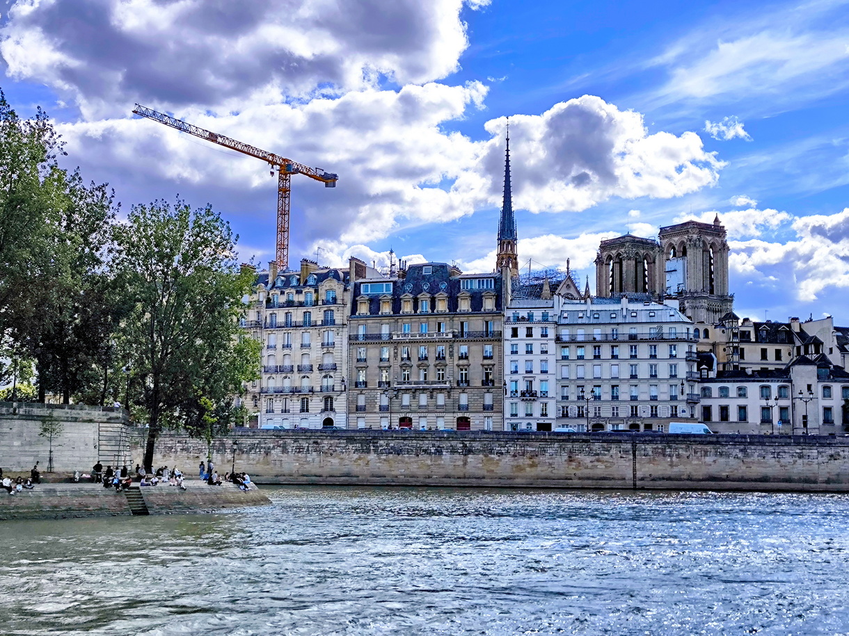 La rive Nord de lîle de la Cité à Paris avec son alignement de bâtiments multi-centenaires