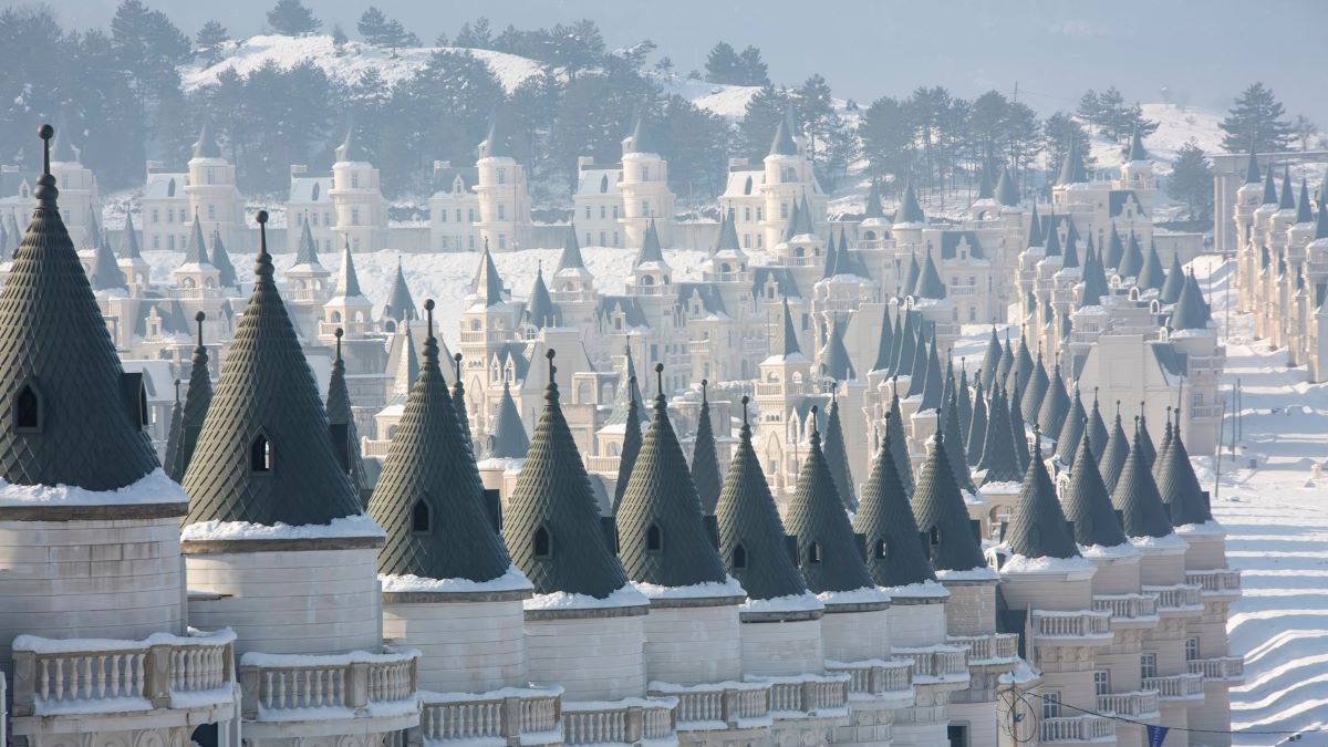 Les 732 mini-châteaux de la folie Burj Al-Babas. © Esin Deniz / Getty images