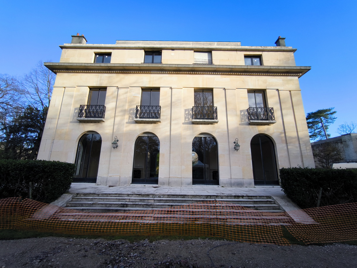 Une vue de la façade de la Villa Amelia à Bagatelle dans le bois de Boulogne à Paris
