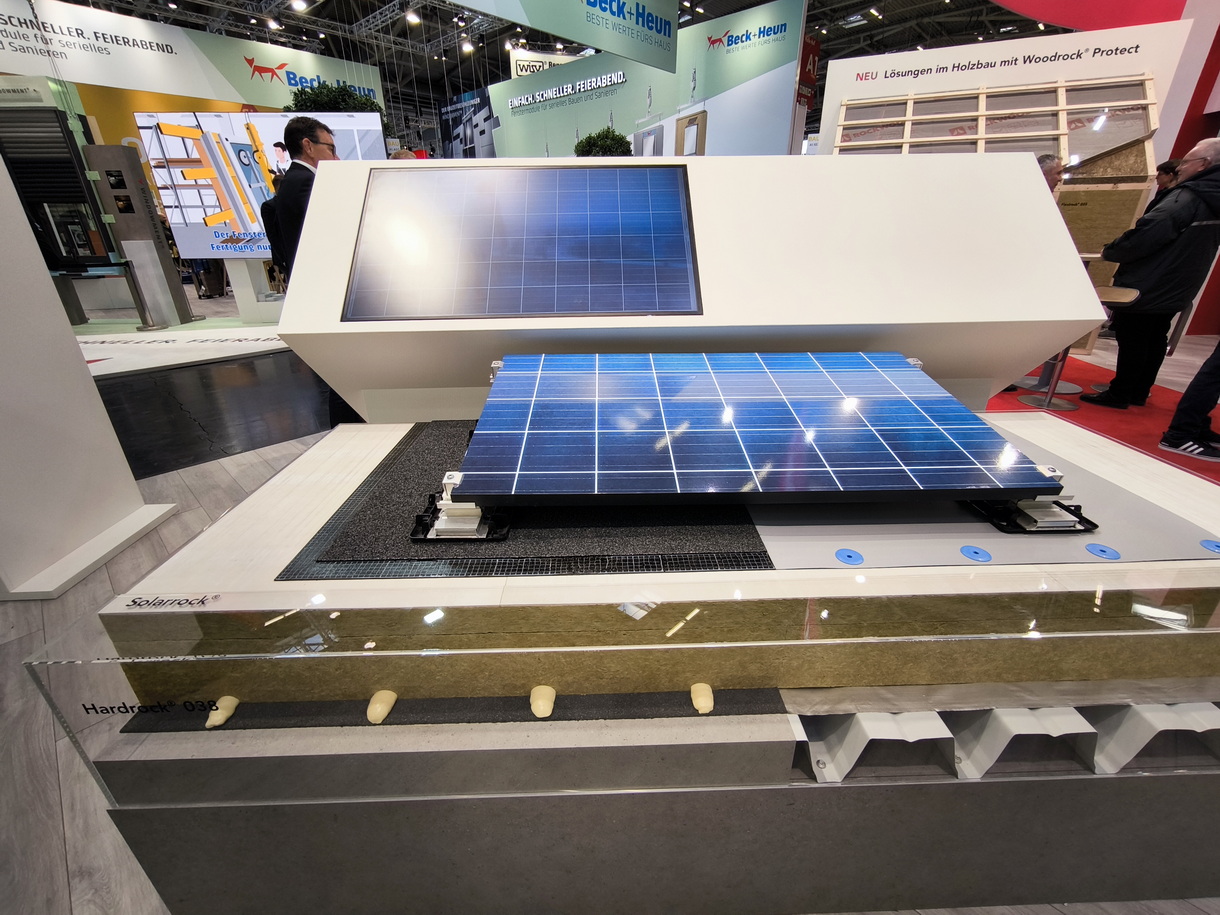 Un montage montrant de nouveaux usages pour la laine de roche sur le stand Rockwool à BAU 2025