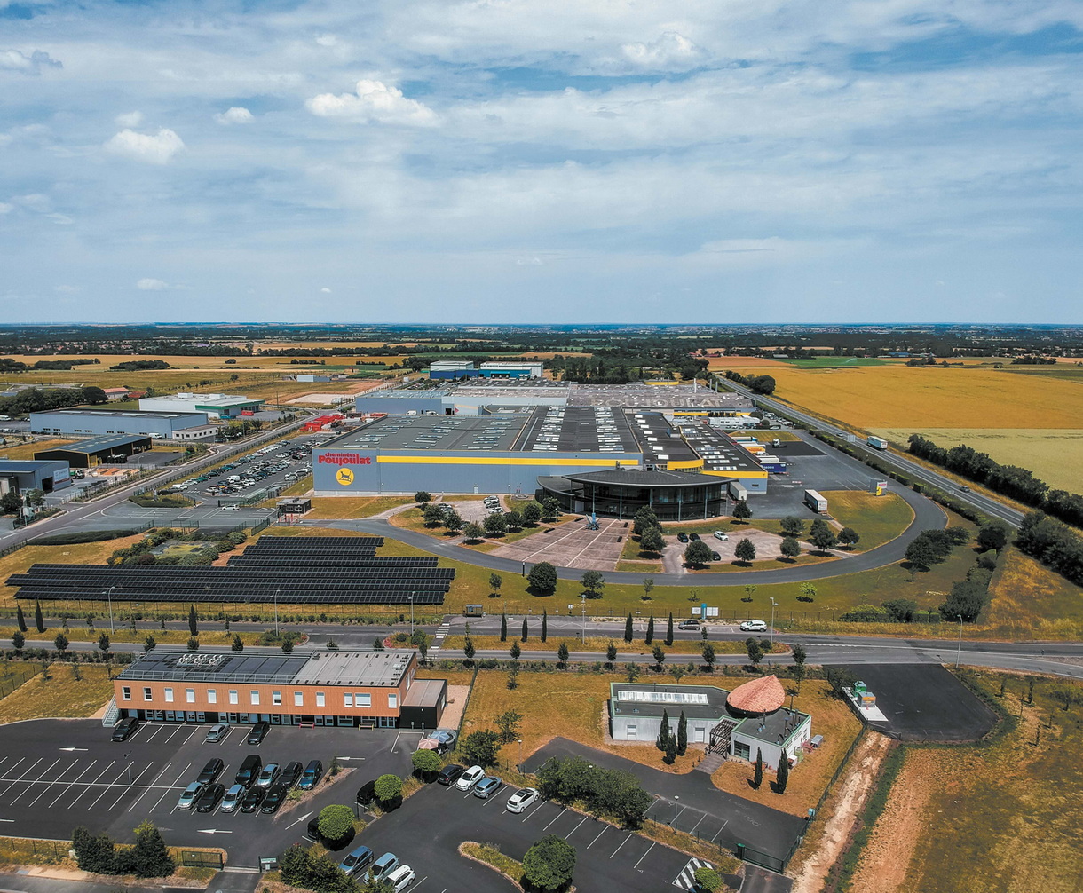 Vue aérienne de l'usine Poujoulat près de Niort avec un premier équipement photovoltaïque
