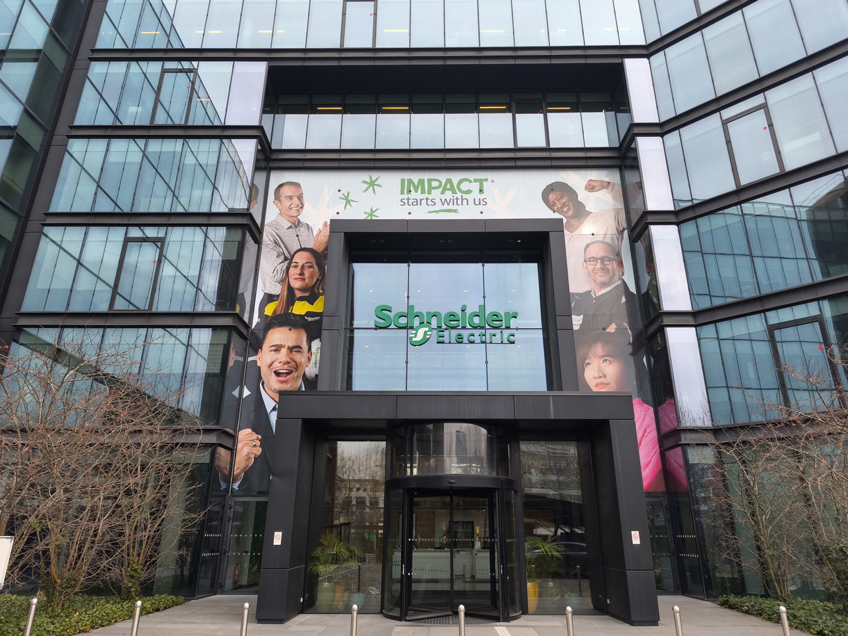 L'entrée du bâtiment "The Hive" à Rueil-Malmaison, le siège social de Schneider-Electric. © Pascal Poggi