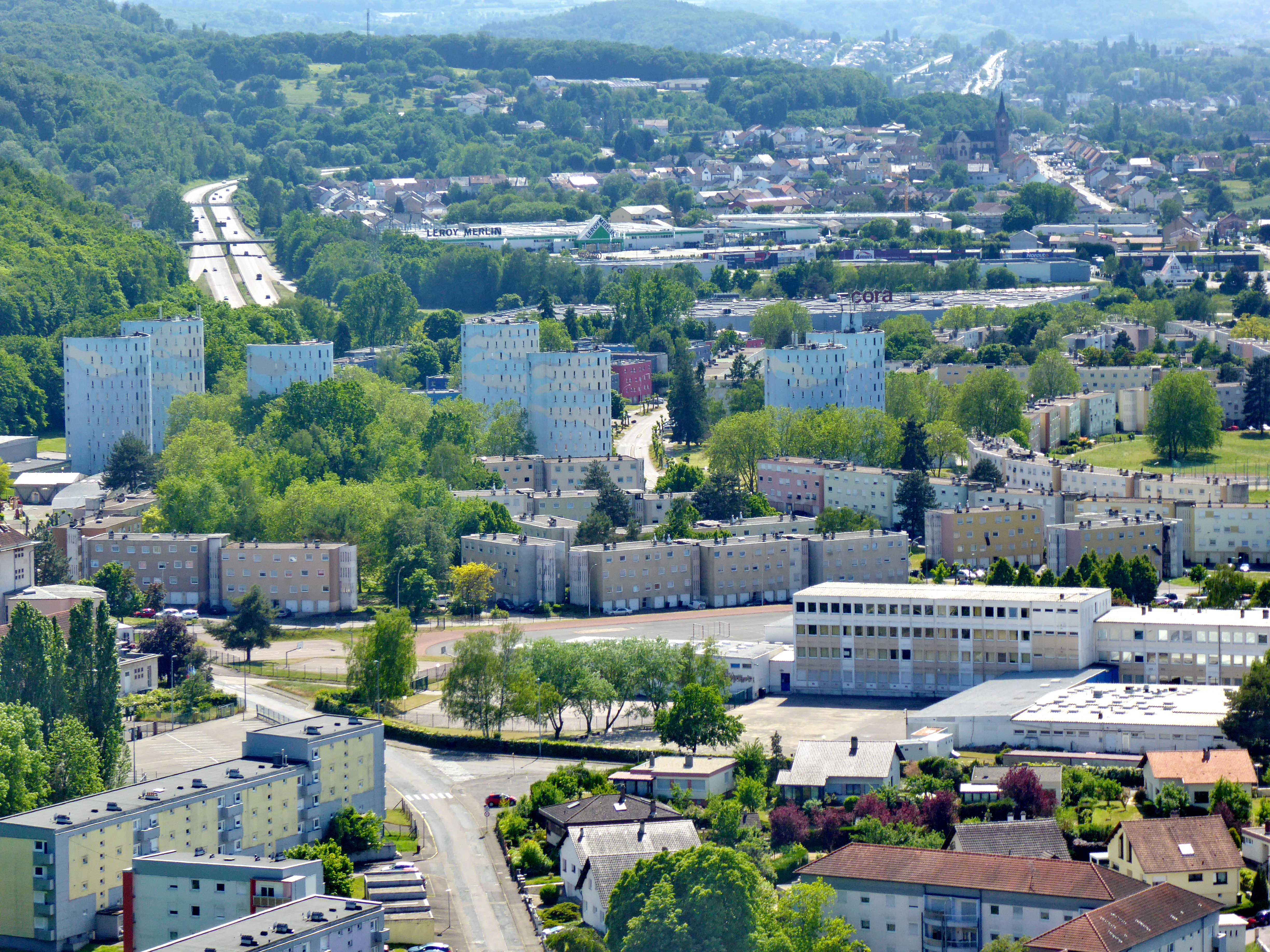La limite entre Forbach et Morsbach en Moselle, une vaste zone commerciale dont une partie pourrait être convertie en logements