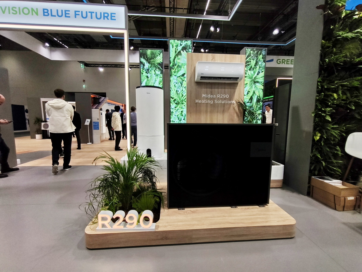 Une pompe à chaleur air/eau Midea au R290 au salon ISH à Francfort. © PP