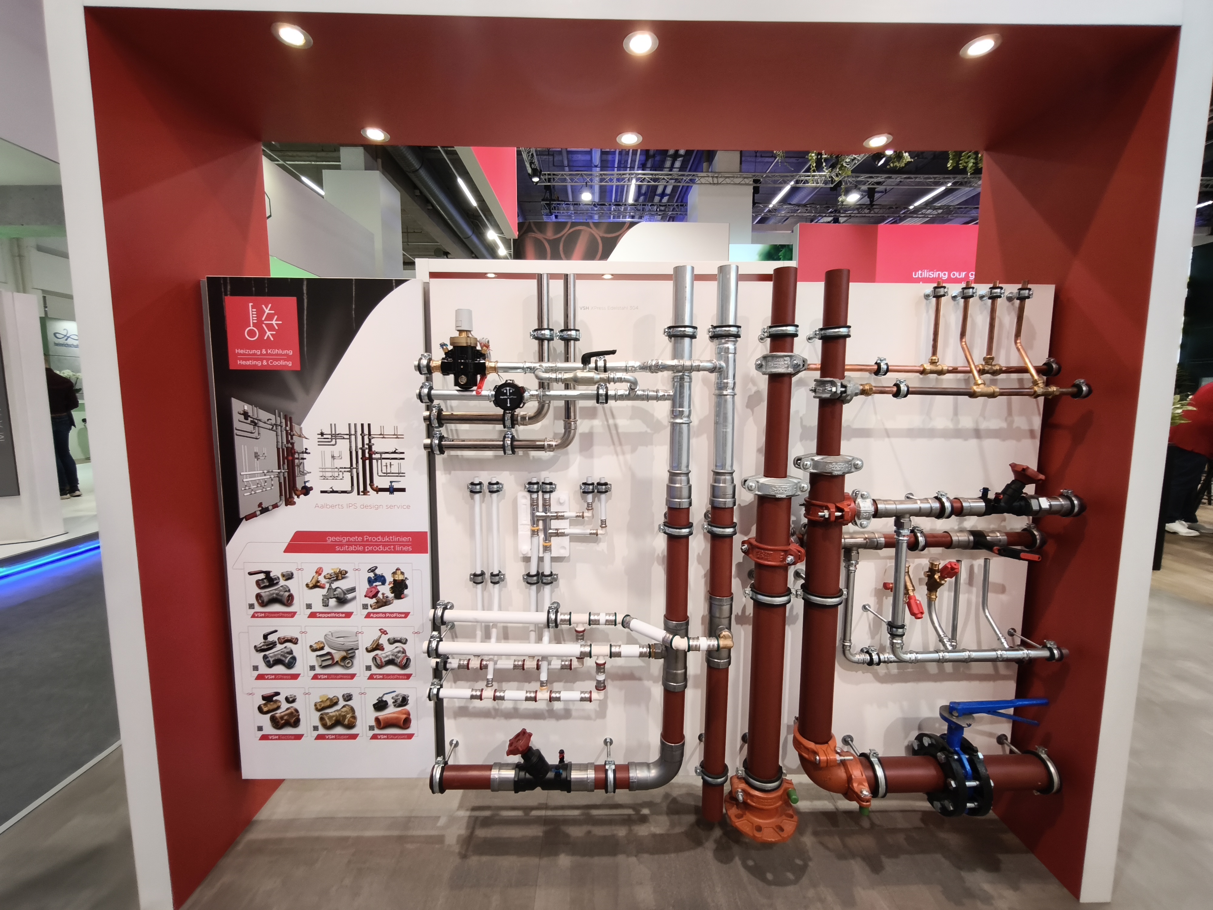 Sur le stand Aalberts à ISH, une maquette de distribution de chauffage et deau glacée en acier, fonte, cuivre et canalisations multicouches