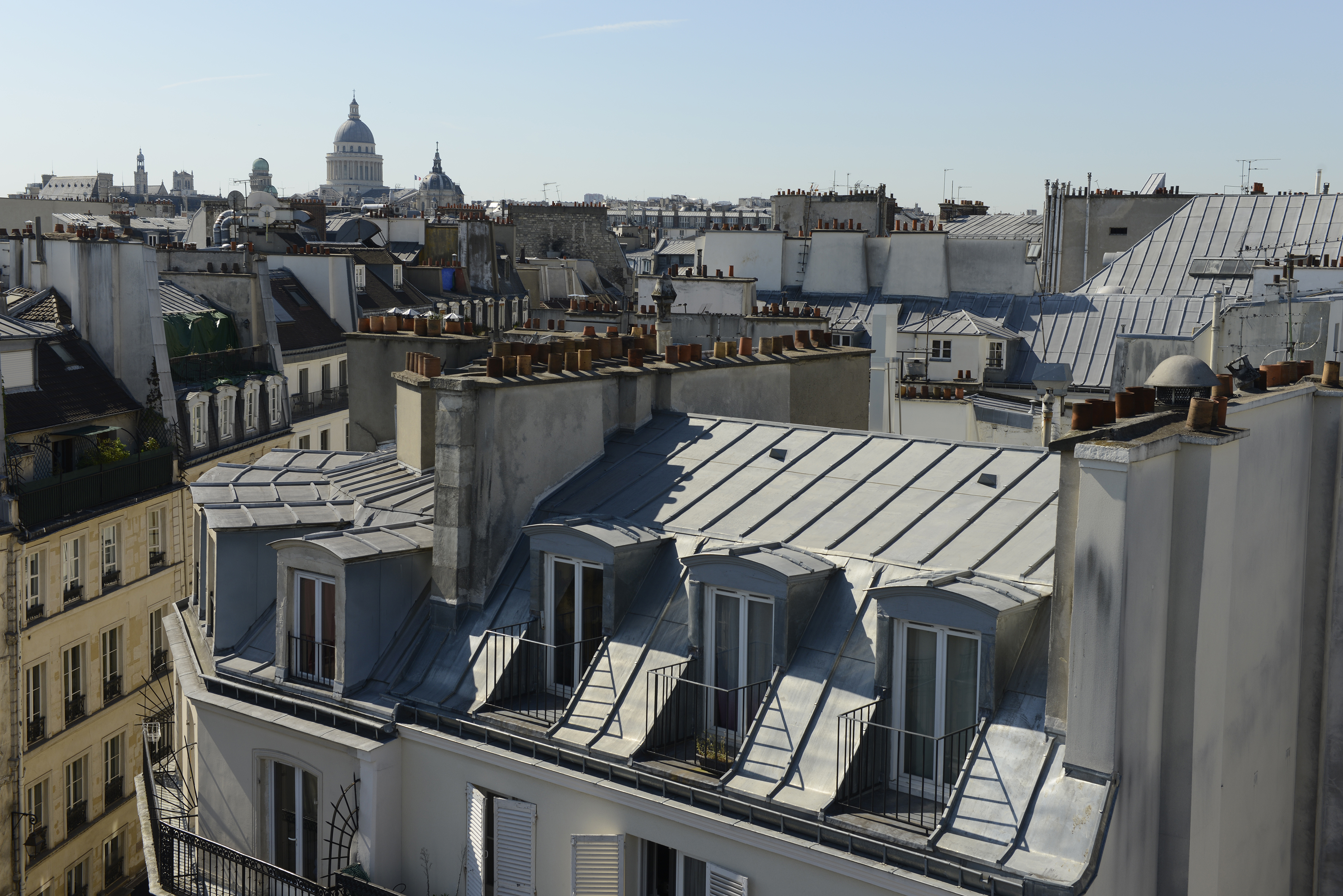 Travailler le zinc sur les toits de Paris : les femmes aussi y ont accès  ! © Gilles Mermet