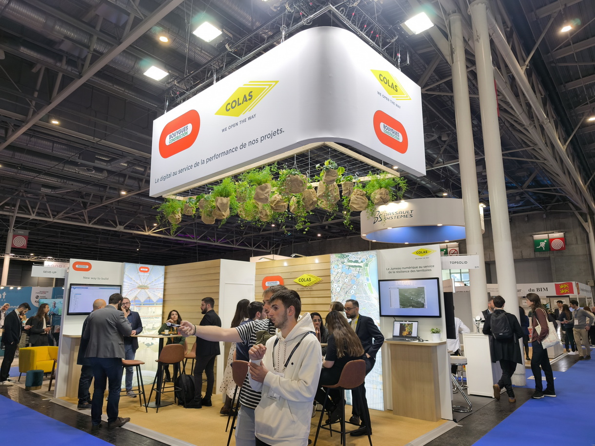 Le stand du groupe Bouygues au salon BIM World 2025 Porte de Versaille à Paris. © PP