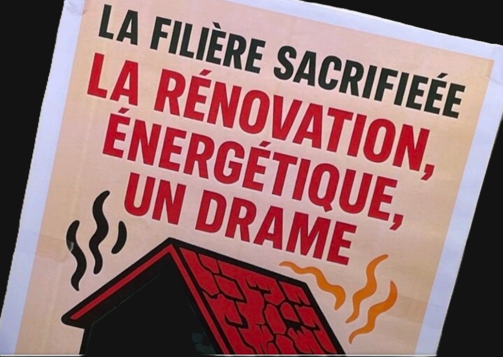 Devant l'Anah, les manifestants font entendre leur voix / Affiche. © Copie écran