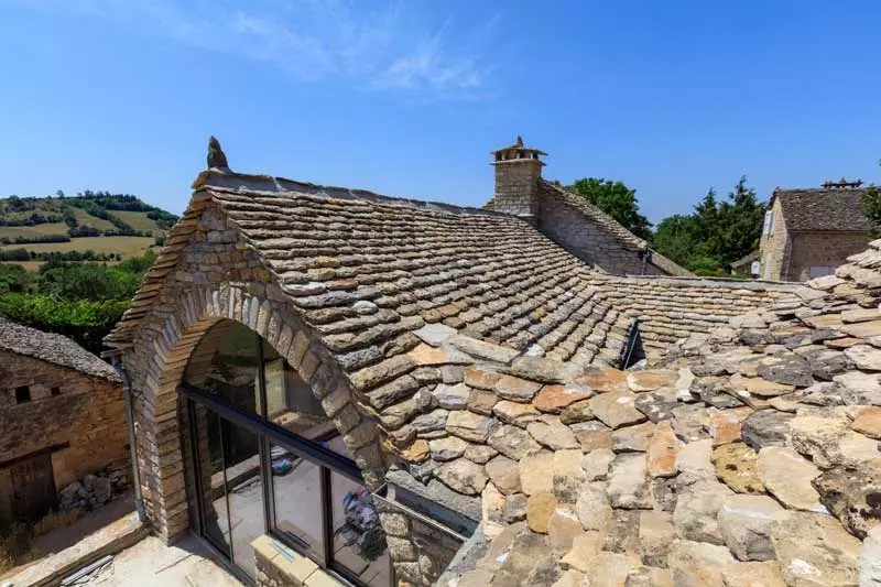 Deux parcours de formation pour devenir couvreur lauzier. © Vidéo YouTube Artisans couveurs lauziers