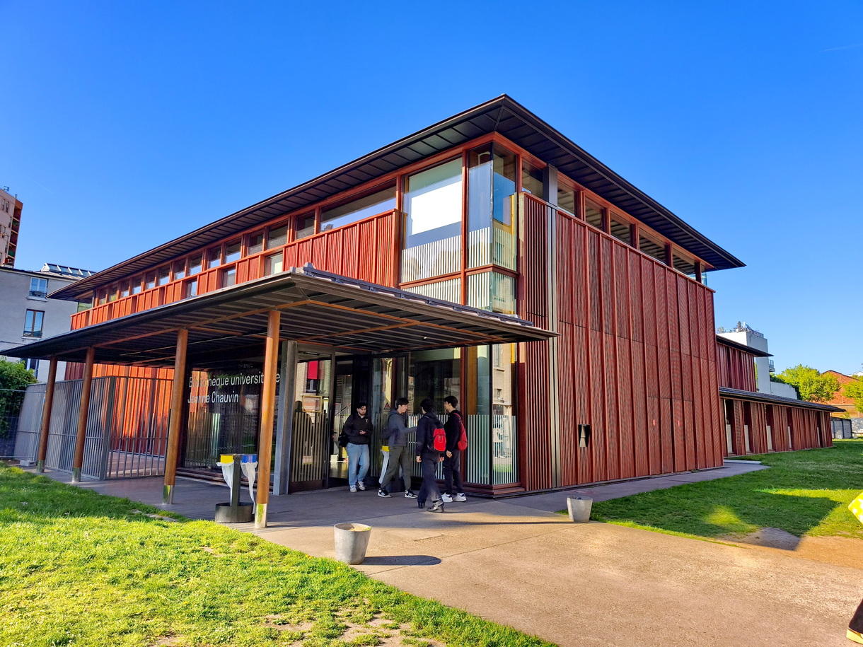 La bibliothèque universitaire Jeanne Chauvin est construite en limite de Malakoff, derrière la Faculté de Droit de Malakoff