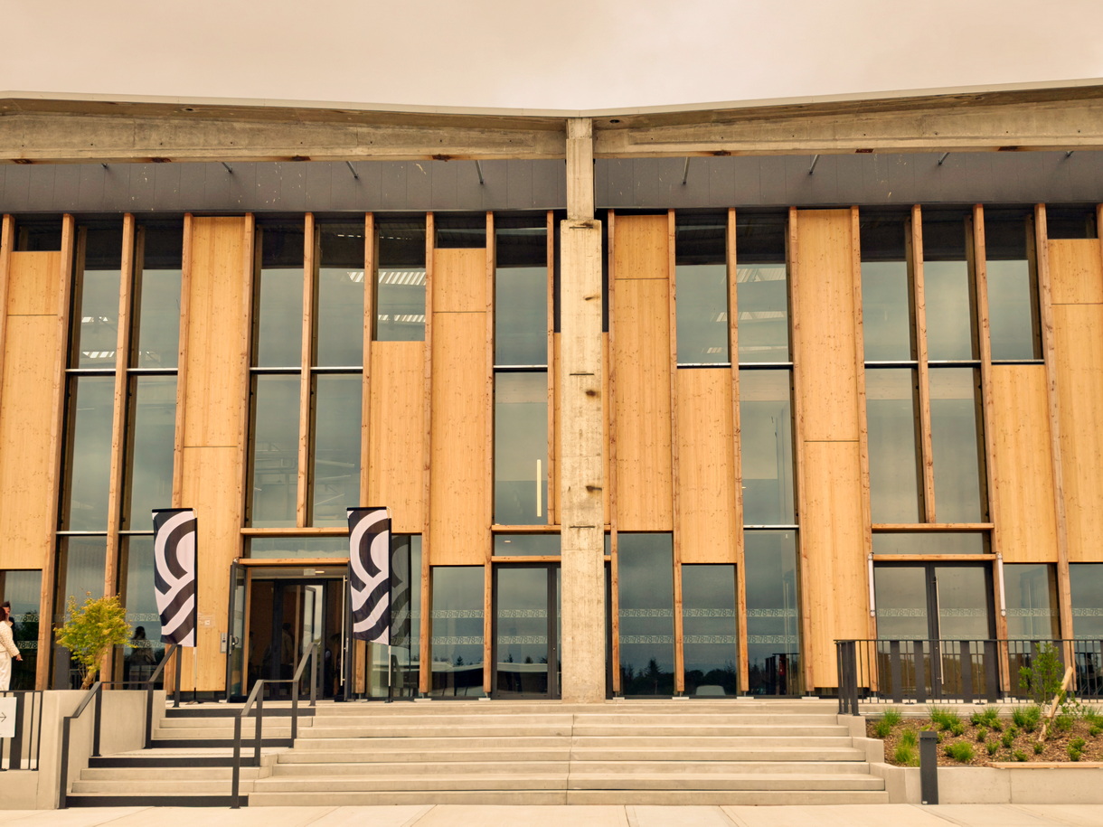 Le bâtiment 78 à La Janais dans la banlieue de Rennes transformé en hôtel industriel