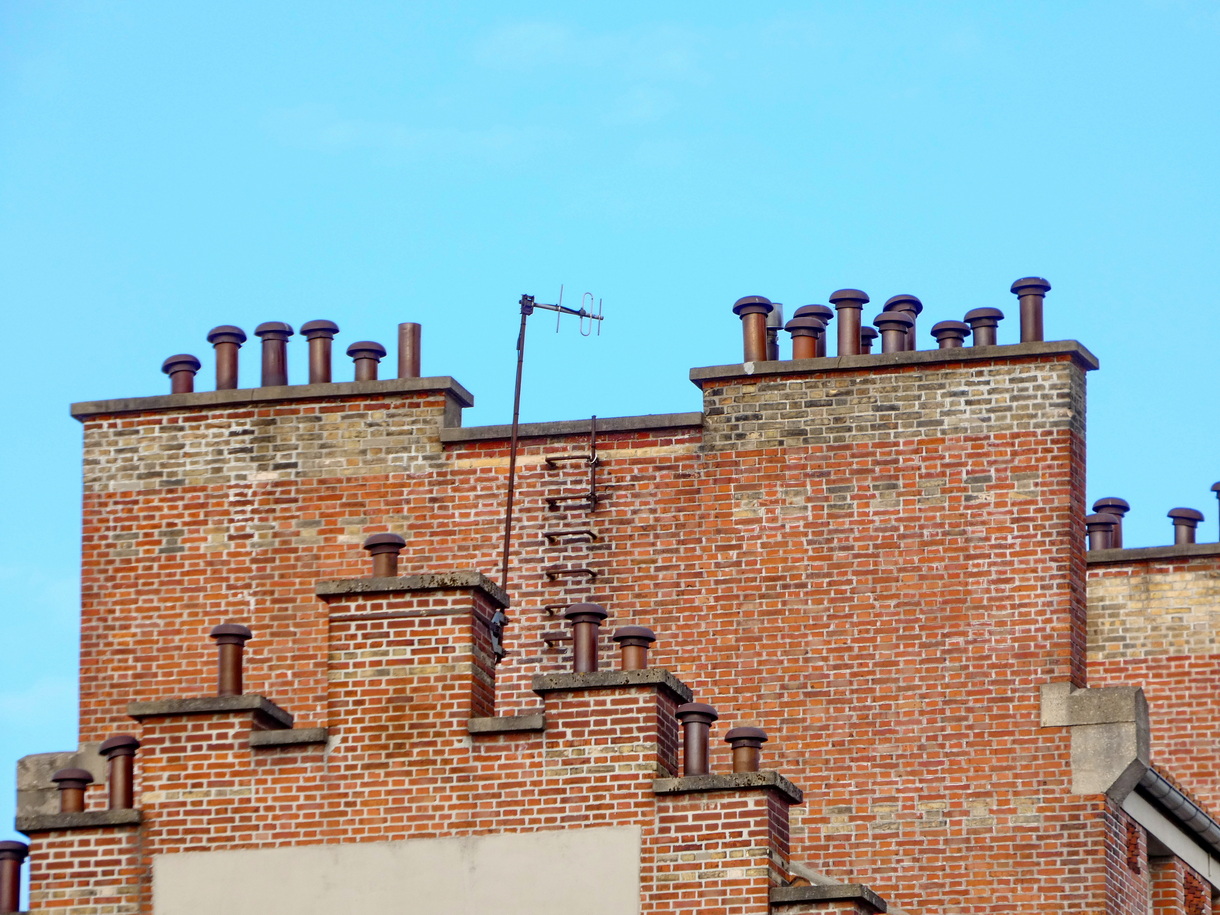 Les conduits de cheminées en briques sur des bâtiments parisiens. © PP