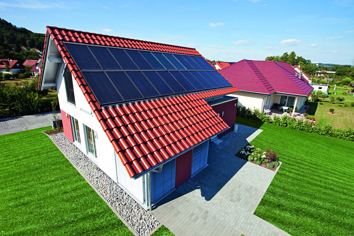 Installation de panneaux photovoltaïques sur le toit d'une maison individuelle. © Pascal Poggi