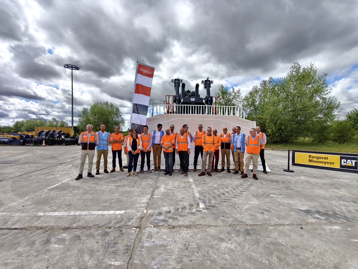 Les équipes Eiffage et Bergerat Monnoyeur rassemblées devant la lame du nouveau bulldozer D11. © Pascal Poggi