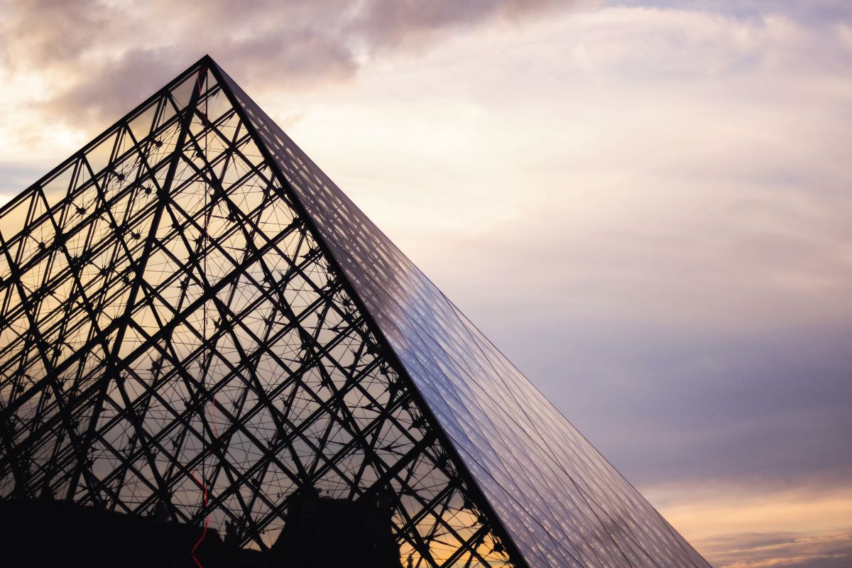 Lancement d'un concours d'architecture pour le Louvre. © Freepik
