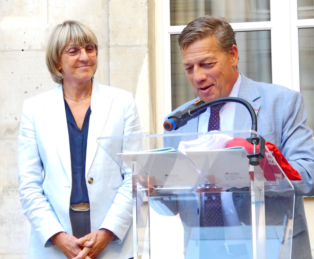 A gauche, Valérie Létard, ministre du Logement, à droite, Jean-Christophe Repon, Président de la CAPEB, le 3 juillet. © PP