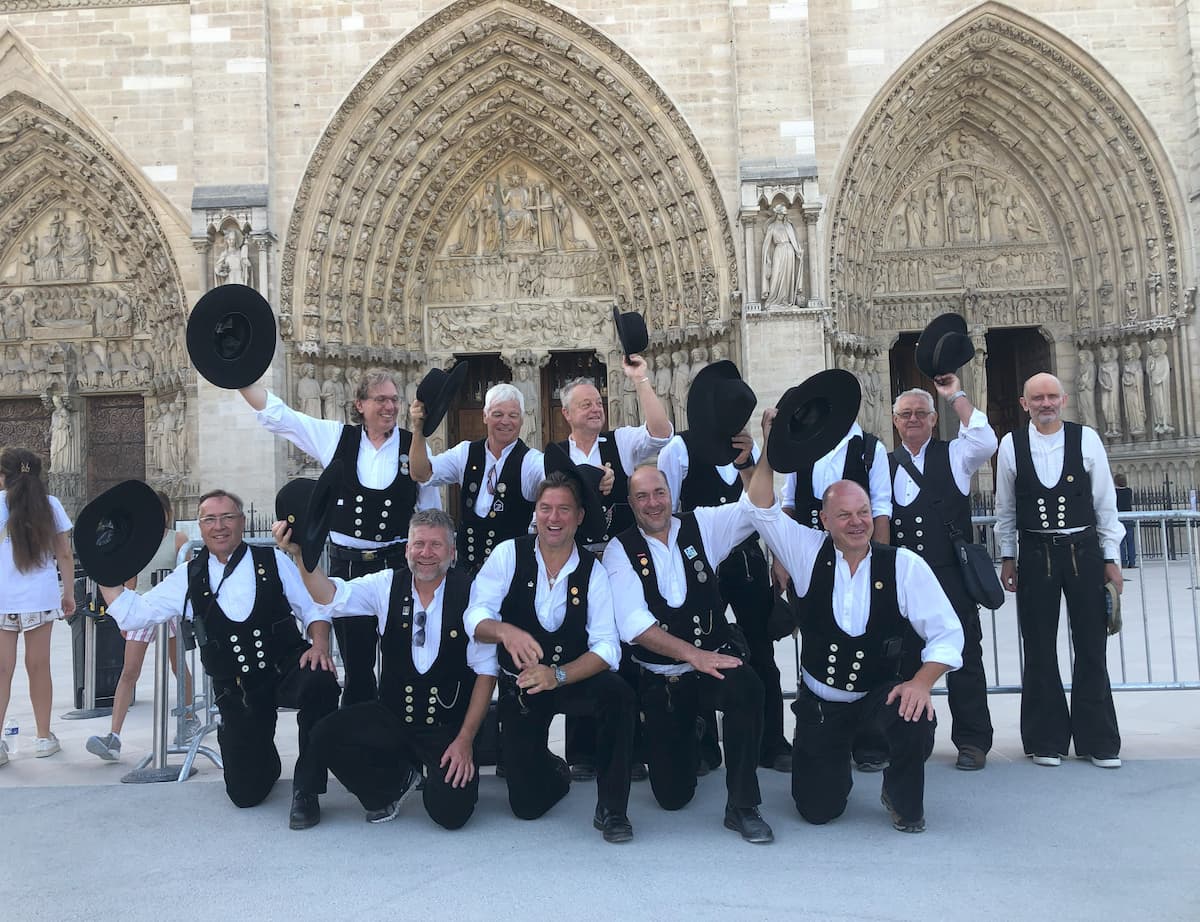 Les charpentiers allemands en tenue devant Notre-Dame qu'ils auraient aimé escalader. © Jonas Tophoven
