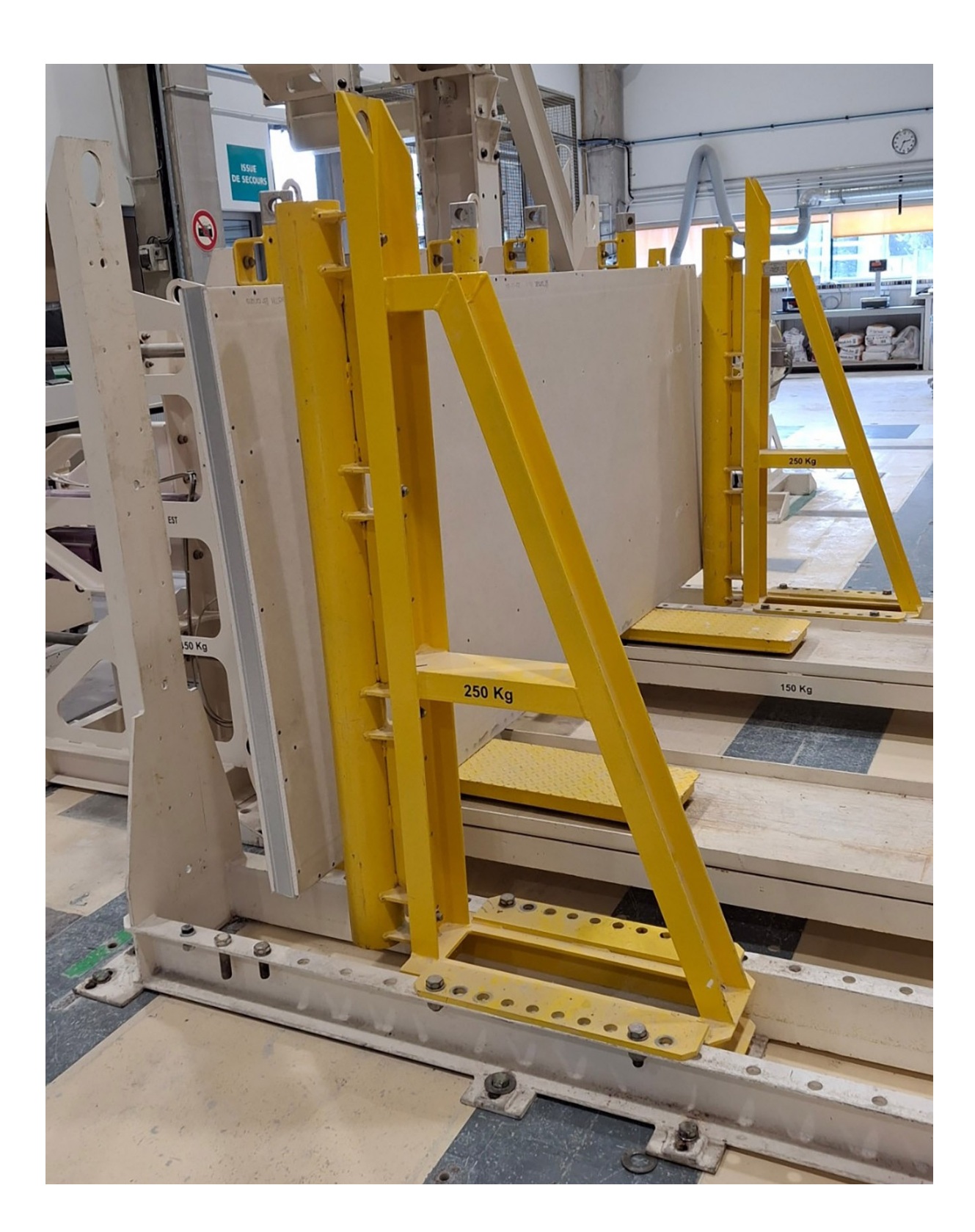 Siniat présente la première plaque de plâtre fabriquée en France à impact carbone négatif. © Siniat