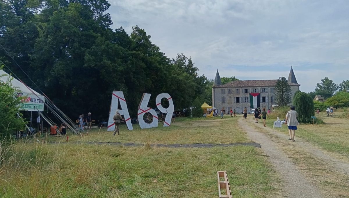 Chantier de l'A69 : une Turboteuf au château de Scopont. © Radio France / Flora Midy