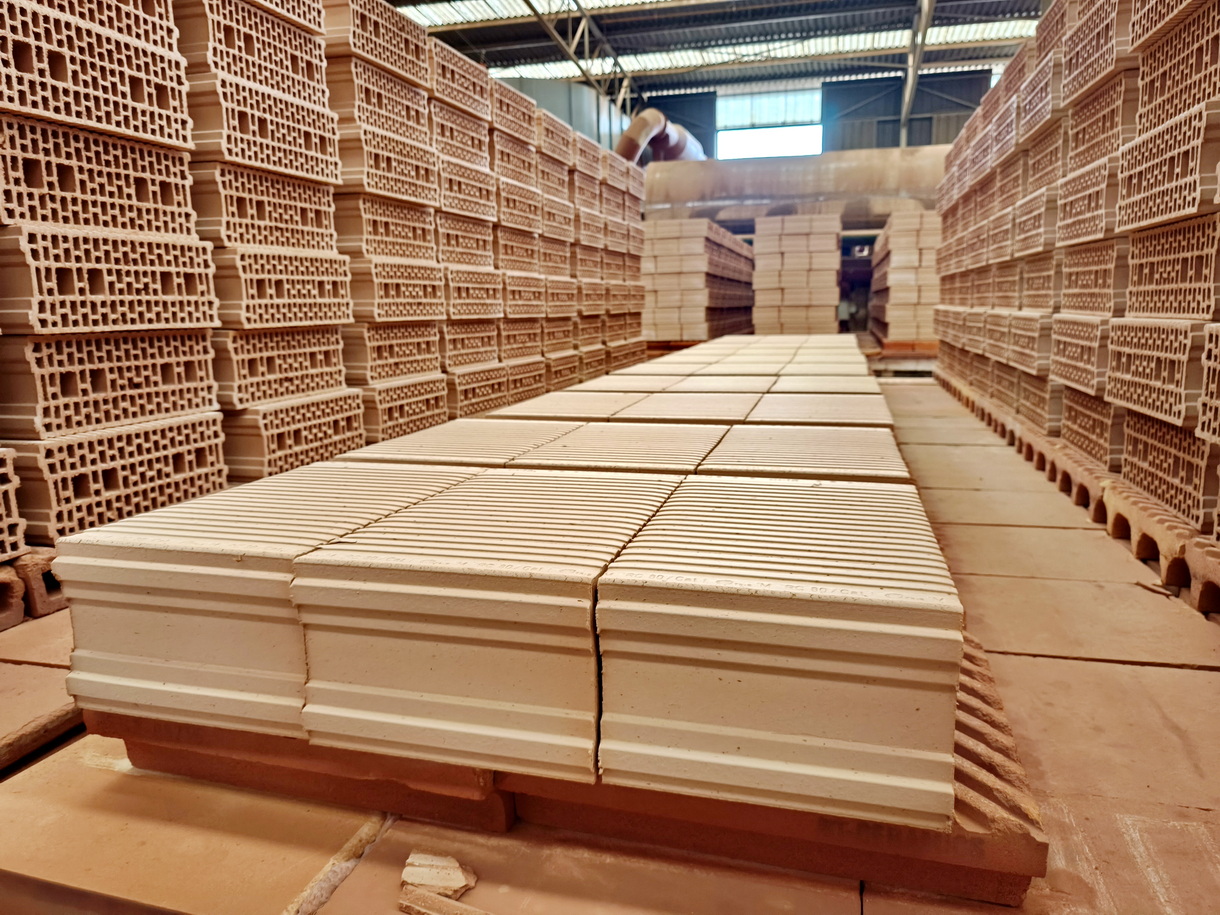 Des briques Poroton en sortie du four de l'usine wienerberger d'Achenheim en Alsace. ©