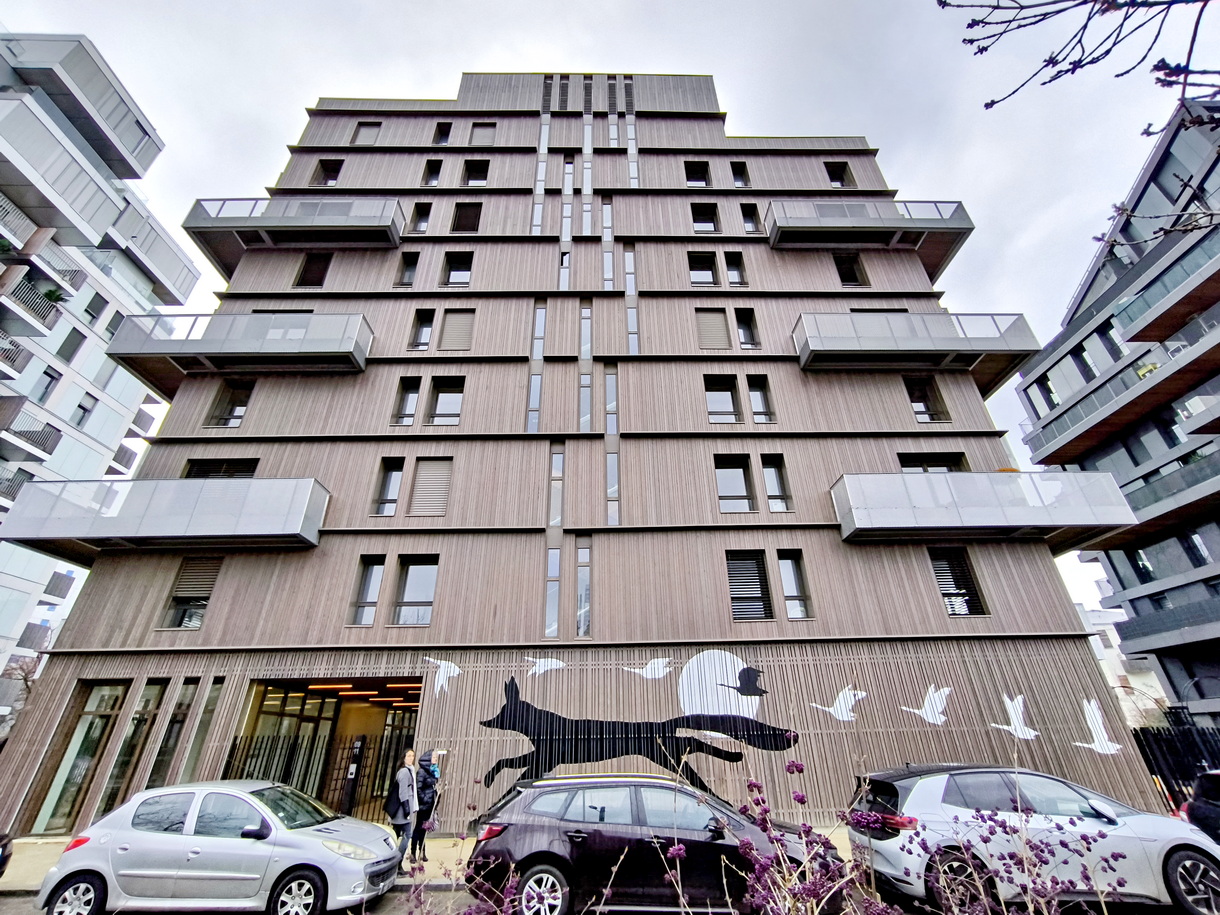 Un immeuble collectif neuf, bardé de bois, livré à Paris près de la Porte d'Italie. ©