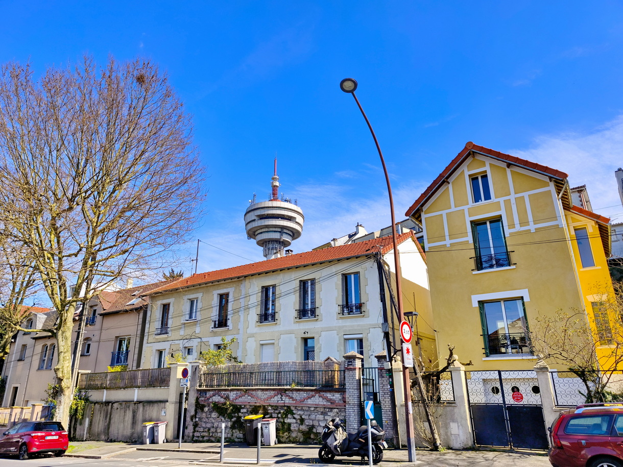 Une série de petits bâtiments collectifs anciens rue des Pyrénées à Paris. © PP