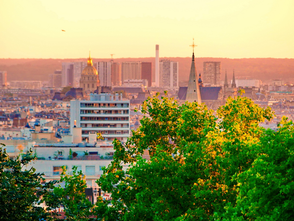 Les toits de Paris brillent sous un soleil d'été. © Pascal Poggi