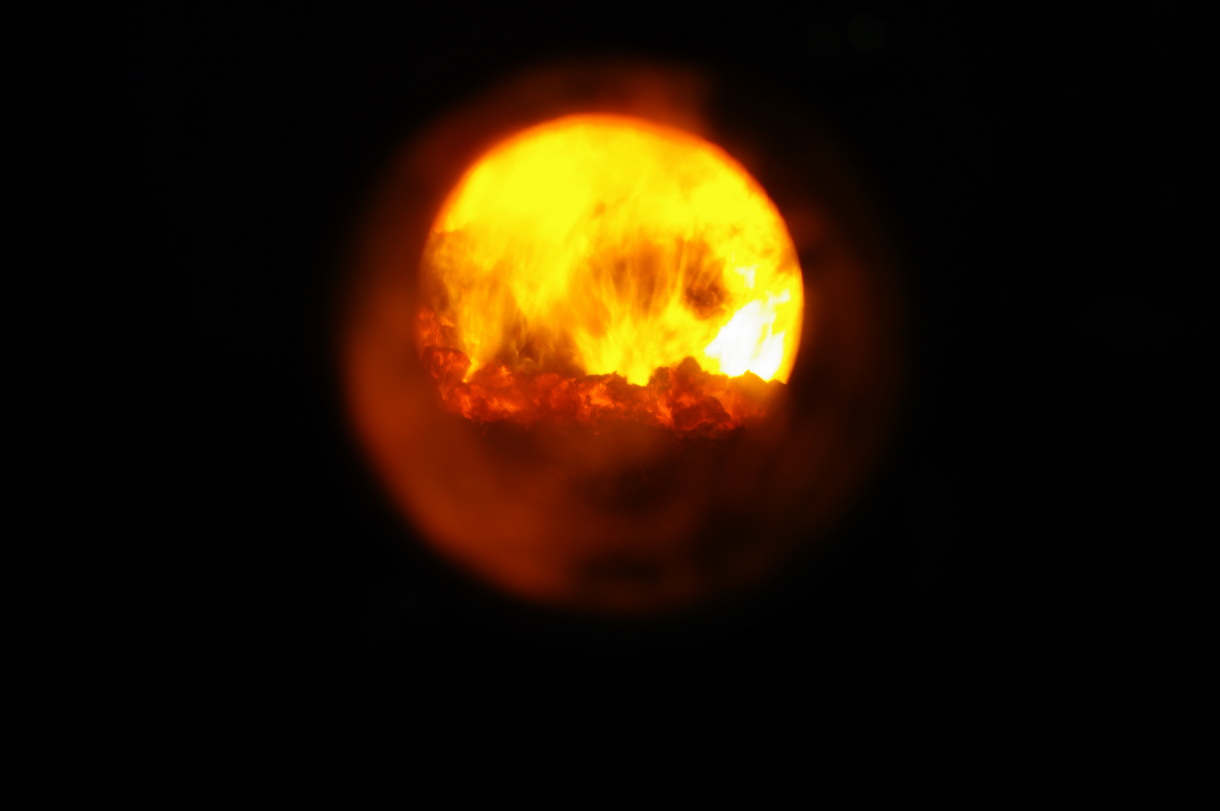 Vue du foyer d'une chaudière collective au bois