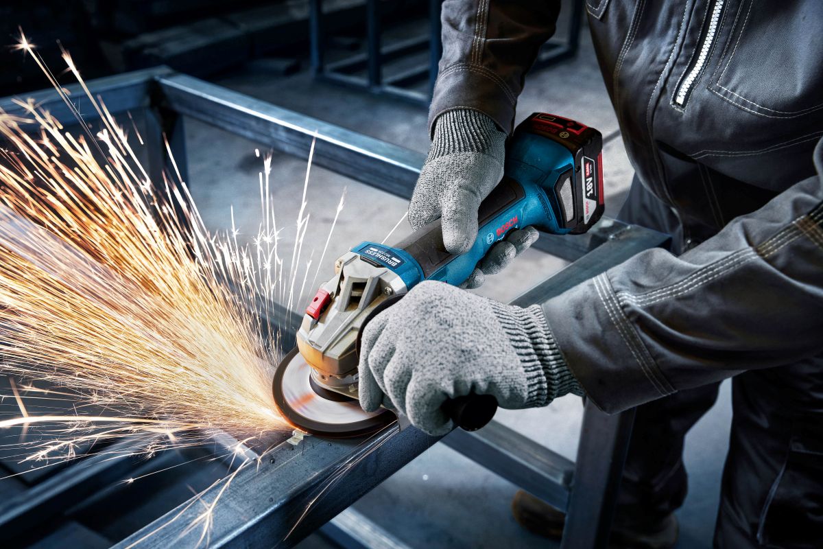 Perceuses-visseuses et meuleuses angulaires sans-fil Bosch Professional. © Bosch