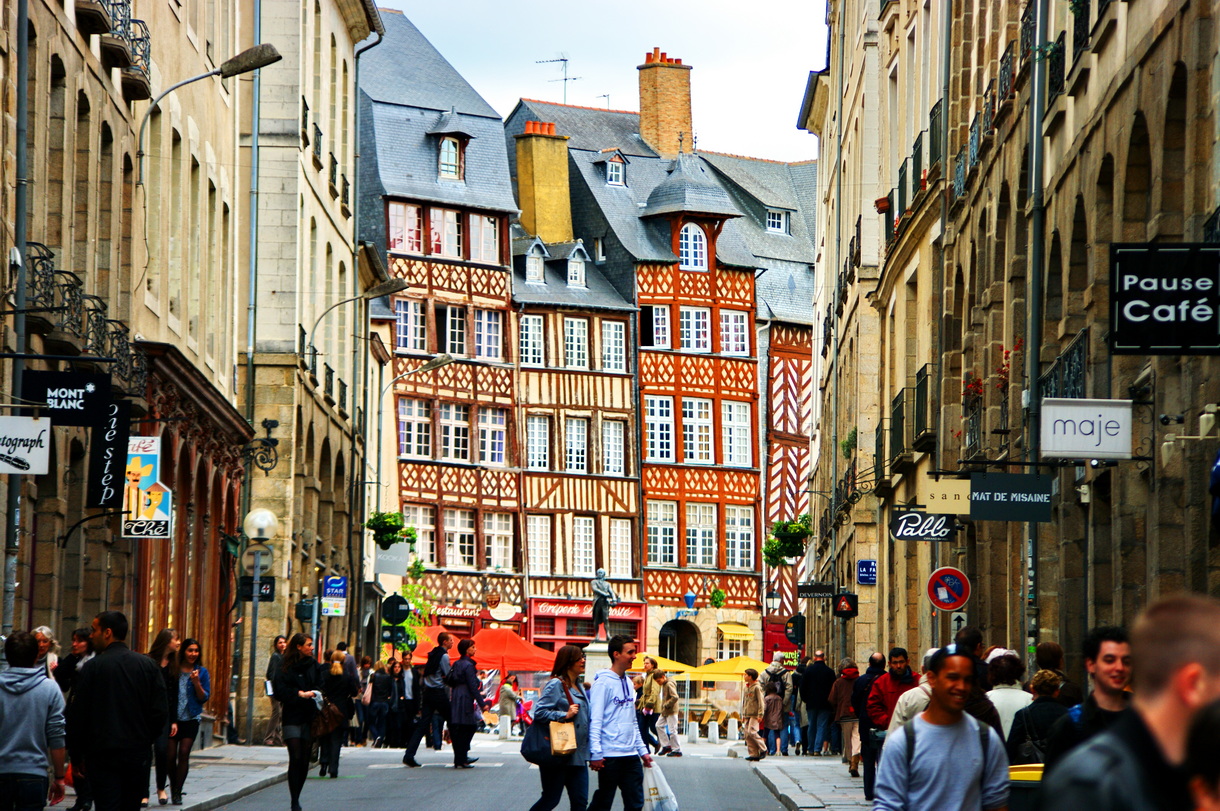 Une rue de Rennes avec des bâtiments en pierres de taille et des bâtiments à pans de bois avec différents remplissages