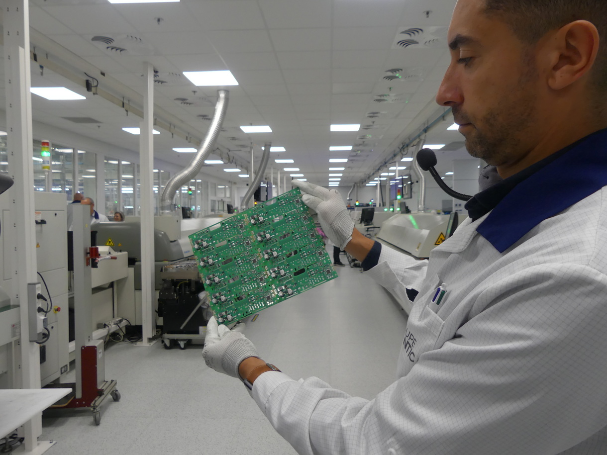 Un ensemble de cartes électroniques avant leur séparation dans le laboratoire d'électronique de la Roche-sur-Yon. © PP
