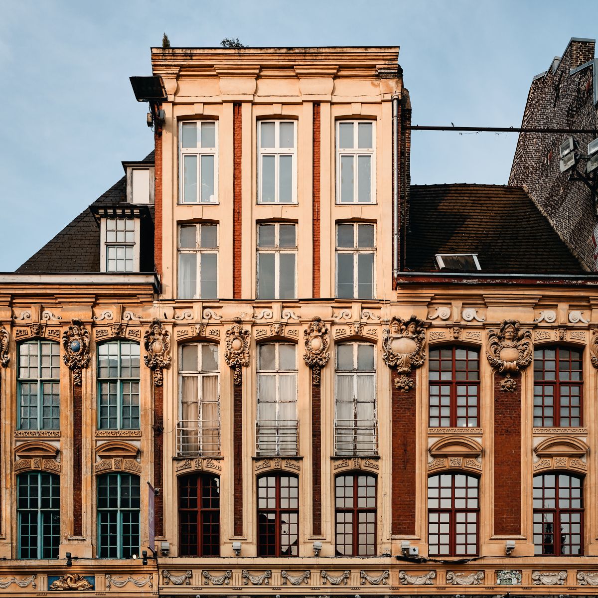 Le diagnostic structurel : détecter et signaler les risques d'effondrement des bâtiments. © Freepik