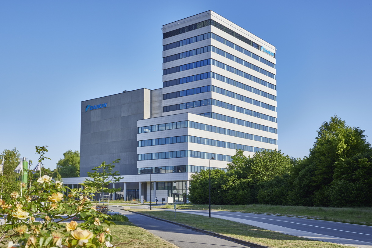 Le nouveau bâtiment du centre de recherche de Daikin à Gand, une tour de bureau à droite, des laboratoires à gauche.