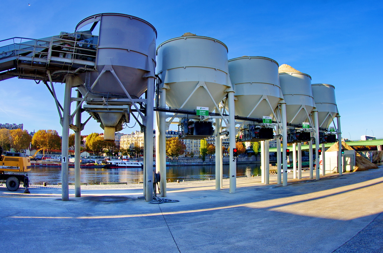 Une centrale à béton Lafarge-Holcim à Paris au bord de la Seine. © PP