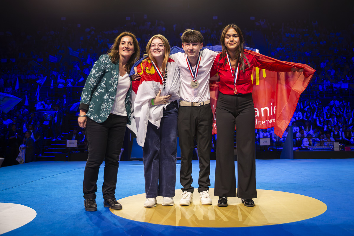 Peinture et décoration : médaille dor (Yann MERCIER), médaille dargent (Albane HELIE), médaille de bronze (Angéline DEAT)