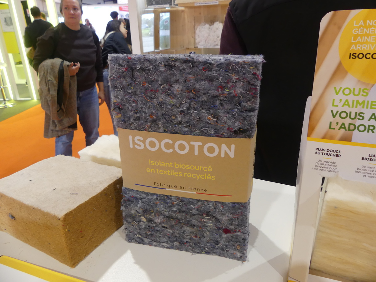 Isocoton, l'isolation biosourcée en textiles recyclés sur le stand Isover à Artibat 2025