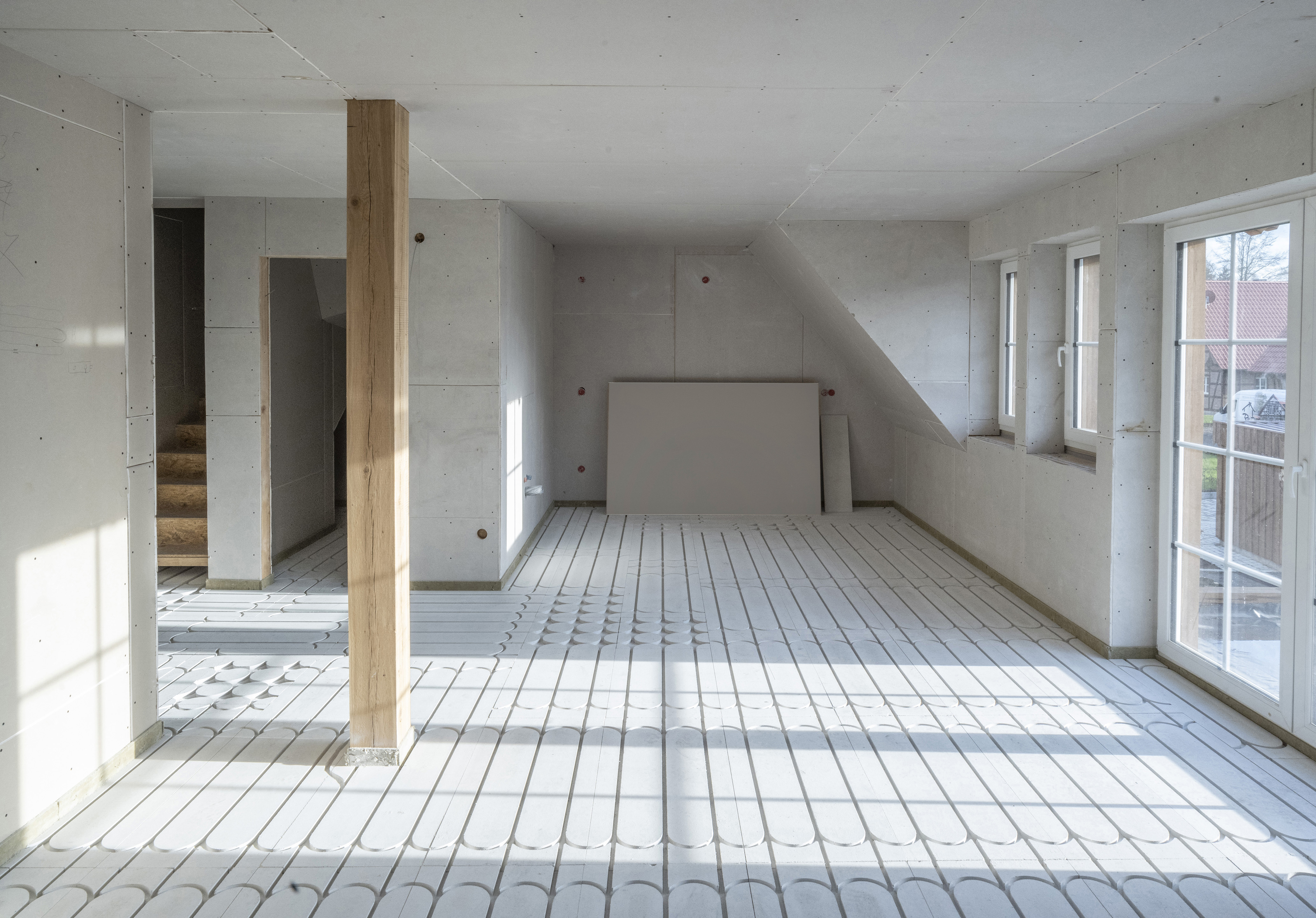 Le plancher chauffant rafraîchissant, une solution adaptée aux exigences acoustiques et thermiques du neuf et aux contriantes de la rénovation.