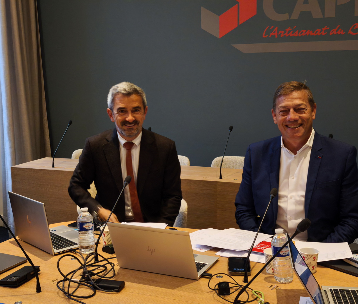 De gauche à droite, Matthieu Rosy, Secrétaire Général, Jean-Christophe Repon, président de la CAPEB lors de la conférence de presse du 6 novembre 2025