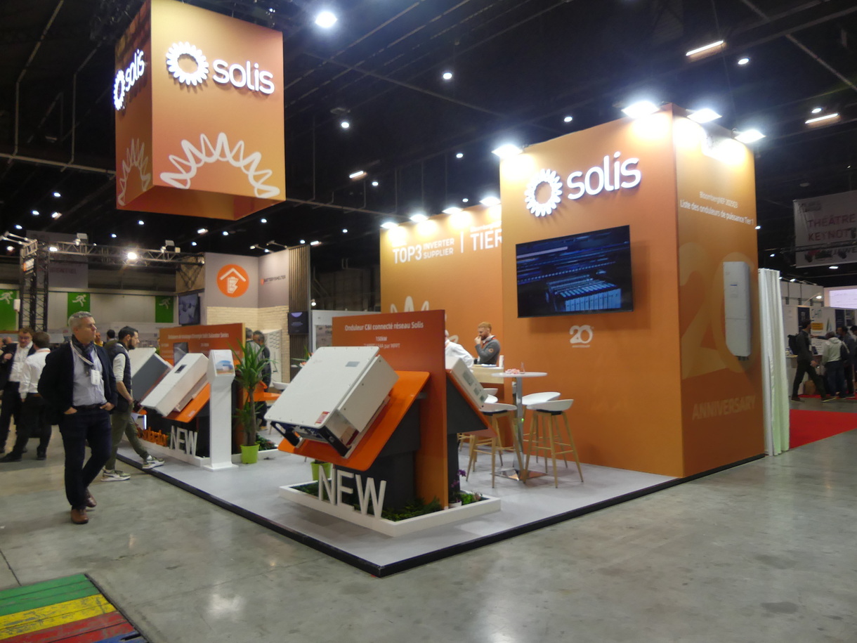 Le stand de Solis, le fabricant français d'onduleurs à l'entrée du salon Solar & Storage Live Paris au Bourget les 5 et 6 novembre 2025
