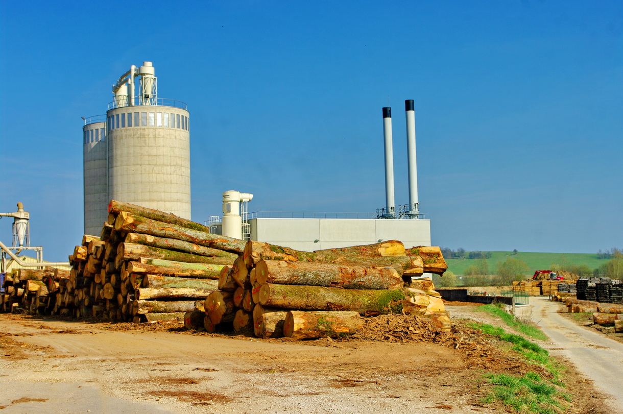 Une installation industrielle utilisant le bois comme énergie