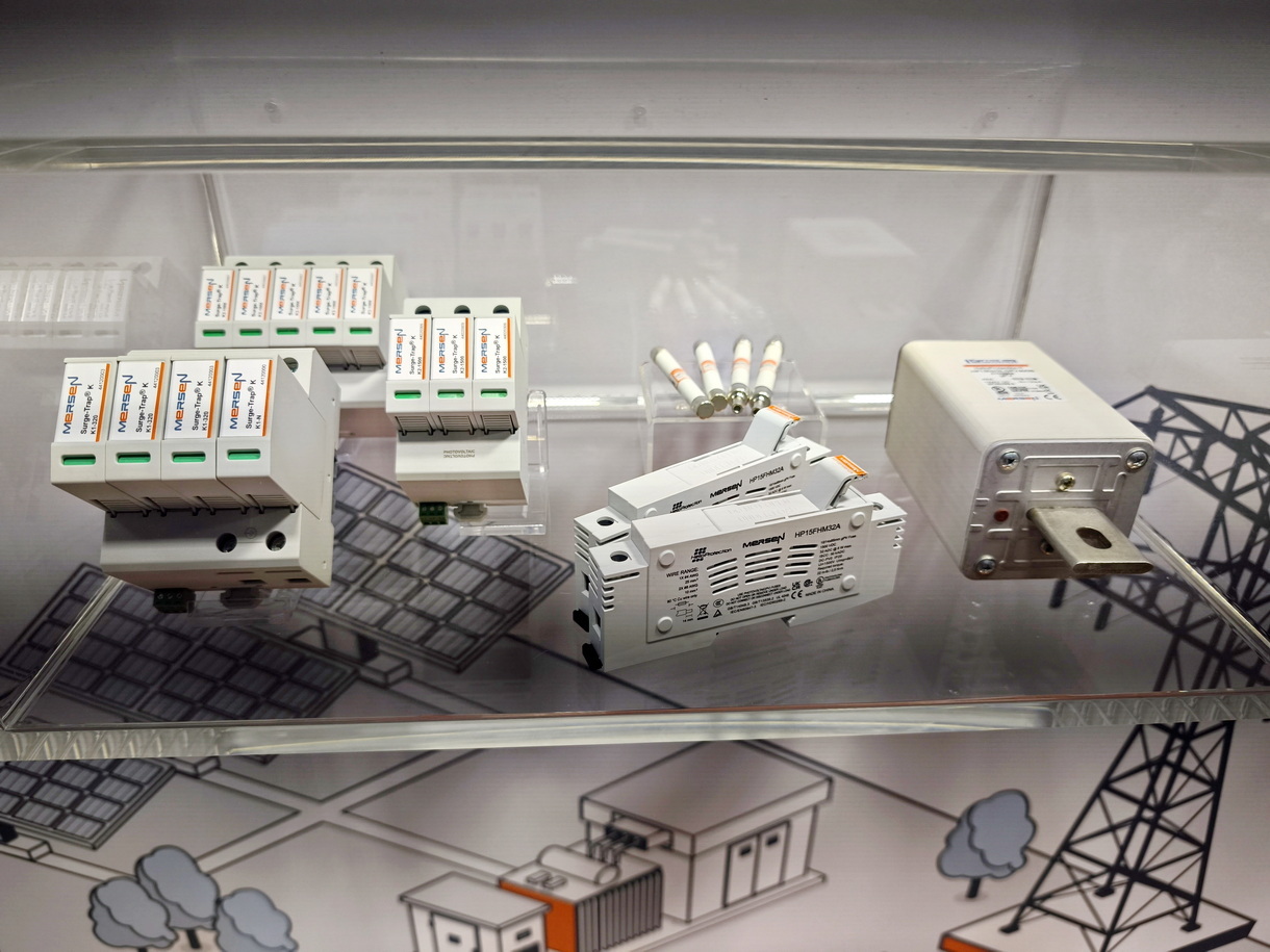 Une partie de loffre de fusibles pour les installations photovoltaïque de Mersen exposée à EnerGaïa 2025