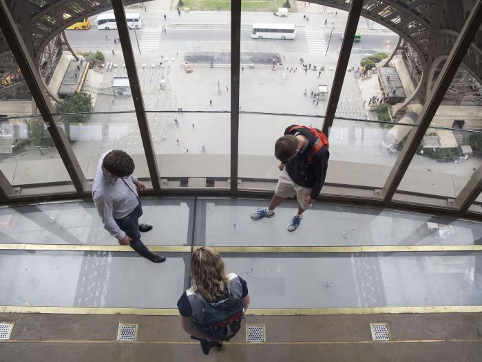 Un  plancher en dalles de verre sur la Tour Eiffel