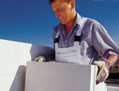 Bloc béton à joint mince : une technique encore plus économique