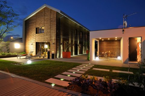 Des maisons bois en haut de l'affiche